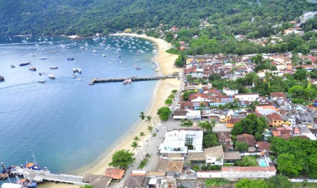 A administração de Angra dos Reis, liderada por Cláudio Ferreti (MDB), justificou a medida ao afirmar que a taxa tem o objetivo de ‘garantir a preservação ambiental e a melhoria dos serviços oferecidos tanto aos moradores quanto aos visitantes’ | Foto: Divulgação/Prefeitura de Angra dos Reis