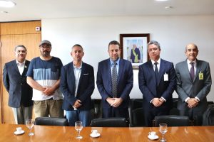Representantes de parte dos funcionários da Avibras em recente encontro com o ministro Guilherme Boulos, em Brasília | Foto: Divulgação/CSP