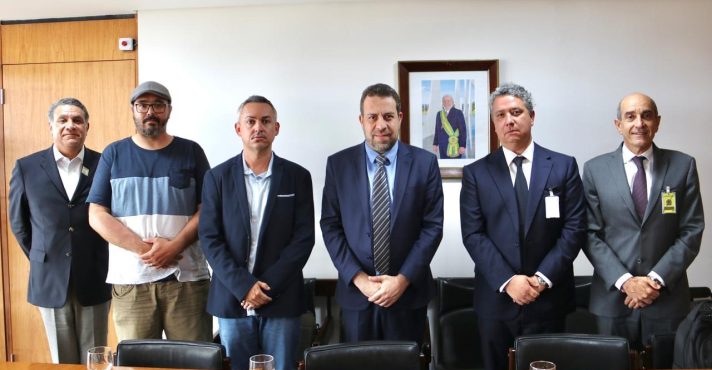 Representantes de parte dos funcionários da Avibras em recente encontro com o ministro Guilherme Boulos, em Brasília | Foto: Divulgação/CSP