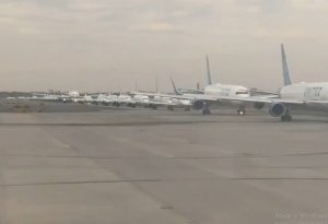 Aviões congestionam pista do Aeroporto Internacional de Newark Liberty | Foto: Reprodução/Twitter/X