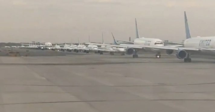 Aviões congestionam pista do Aeroporto Internacional de Newark Liberty | Foto: Reprodução/Twitter/X