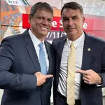 Tarcísio e Flávio Bolsonaro conversaram durante um evento no Tribunal de Contas do Estado de São Paulo (TCE-SP) - 7/11/2025 | Foto: Reprodução/Redes sociais