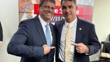 Tarcísio e Flávio Bolsonaro conversaram durante um evento no Tribunal de Contas do Estado de São Paulo (TCE-SP) - 7/11/2025 | Foto: Reprodução/Redes sociais