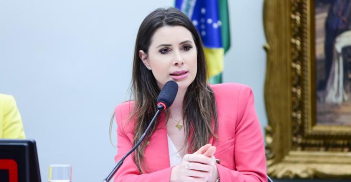 Para Carol De Toni, a prisão de Bolsonaro é uma ordem política travestida de jurídica | Foto: Billy Boss/Câmara dos Deputados
