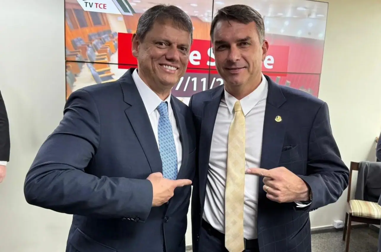 Tarcísio e Flávio conversaram durante um evento no Tribunal de Contas do Estado de São Paulo (TCE-SP) - 7/11/2025 | Foto: Reprodução/Redes sociais