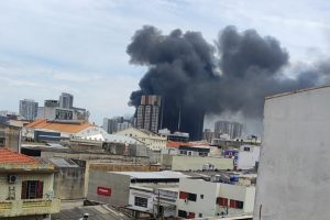 Incêndio tomou conta de um galpão no Brás no começo da tarde deste sexta-feira, 14 | Foto: Reprodução/Redes sociais