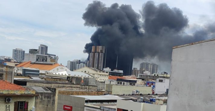 Incêndio tomou conta de um galpão no Brás no começo da tarde deste sexta-feira, 14 | Foto: Reprodução/Redes sociais