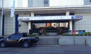 Agentes da PF visitam sede do BRB, em Brasília | Foto: José Cruz/Agencia Brasil