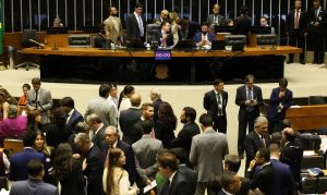 Parlamentares durante votação nesta terça-feira, 4, na Câmara dos Deputados | Foto: Lula Marques/Agência Brasil