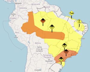 O Inmet recomenda evitar abrigo sob árvores durante ventos fortes, manter distância de redes elétricas e acionar a Defesa Civil em caso de emergência