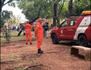 O Corpo de Bombeiros informou que uma vítima sofreu queimaduras e seis tiveram intoxicação por fumaça