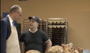 O primeiro-ministro da Alemanha, Friedrich Merz, em padaria em Hamburgo