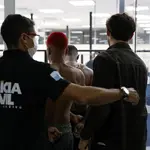 Agentes policiais encaminham membros do Comando Vermelho para a prisão | Foto: Fernando Frazão/Agência Brasil