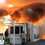 Pessoas usam extintores de incêndio para apagar fogo no Pavilhão dos Países da Zona Azul na Conferência das Nações Unidas sobre Mudanças Climáticas (COP30) em Belém, Brasil (20/11/2025)
