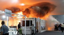 Pessoas usam extintores de incêndio para apagar fogo no Pavilhão dos Países da Zona Azul na Conferência das Nações Unidas sobre Mudanças Climáticas (COP30) em Belém, Brasil (20/11/2025)