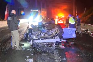 Destroços do carro, que caiu de altura de 10 metros e matou 4 jovens em SP