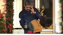 O ditador Nicolás Maduro executa o 'passinho' para convencer estudantes sobre suposto desejo de paz | Foto: Reprodução/Redes sociais