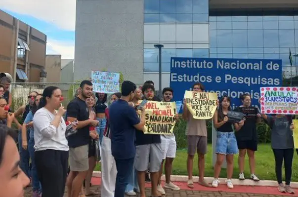 A mobilização ganhou força principalmente depois de um universitário divulgar, pela internet, questões semelhantes às que foram aplicadas nas provas de matemática e ciências da natureza | Foto: Reprodução/X