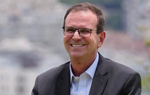 Eduardo Paes, prefeito do Rio, é o malandro-exibição, devidamente autorizado a circular entre repartições com aquela autoconfiança de quem acredita que esperteza performativa substitui inteligência | Foto: Reprodução/X