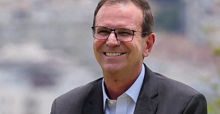 Eduardo Paes, prefeito do Rio, é o malandro-exibição, devidamente autorizado a circular entre repartições com aquela autoconfiança de quem acredita que esperteza performativa substitui inteligência | Foto: Reprodução/X