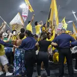 Indígenas, quilombolas e representantes de movimentos sociais invadem a blue zone da COP30 em Belém, no Pará - 11/11/2025