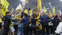 Indígenas, quilombolas e representantes de movimentos sociais invadem a blue zone da COP30 em Belém, no Pará - 11/11/2025