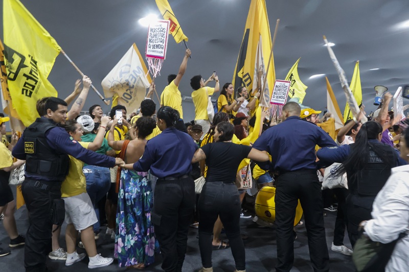Indígenas, quilombolas e representantes de movimentos sociais invadem a blue zone da COP30 em Belém, no Pará - 11/11/2025
