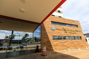 Fachada da Procuradoria-Geral do Estado de Mato Grosso, em alusão à nota sobre benefícios a procuradores