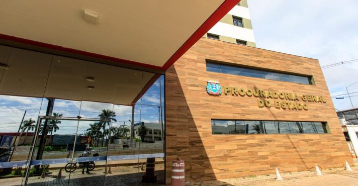 Fachada da Procuradoria-Geral do Estado de Mato Grosso, em alusão à nota sobre benefícios a procuradores