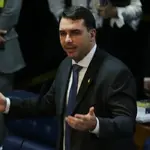 O senador Flávio Bolsonaro, durante pronunciamento no Congresso | Foto: Fabio Rodrigues Pozzebom/Agência Brasil
