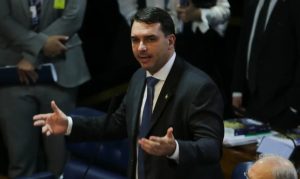 O senador Flávio Bolsonaro, durante pronunciamento no Congresso | Foto: Fabio Rodrigues Pozzebom/Agência Brasil