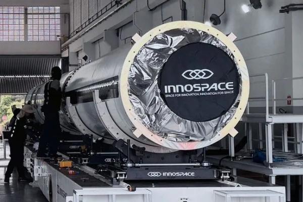 A operação é conduzida em parceria com a Agência Espacial Brasileira (AEB) e reúne um contingente de 400 profissionais, entre militares, civis e técnicos estrangeiros | Foto: Divulgação/FAB