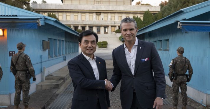 Coreia do Norte lança foguetes antes de visita dos EUA à fronteira