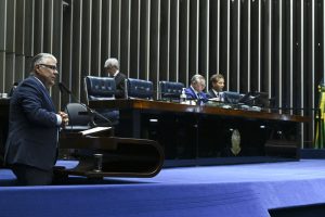 Senador Eduardo Girão durante sessão em plenário | Foto: Jefferson Rudy/Agência Senado