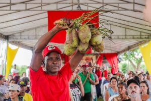 O governo lançou o edital por meio do Ministério do Desenvolvimento Agrário e Agricultura Familiar. O chefe da pasta, Paulo Teixeira, tem participado de eventos do MST | Foto: Sérgio Cardoso/MST