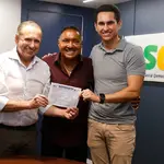 Tiririca, ao centro, ao lado de Domingos Filho e Domingos Neto, em sua fiiliação ao PSD-CE