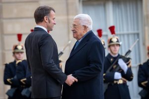 O presidente francês, Emmanuel Macron, e presidente da Palestina, Mahmoud Abbas