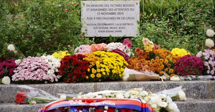 Na noite de 13 de novembro de 2015, terroristas do Estado Islâmico atacaram seis locais em Paris com fuzis e explosivos