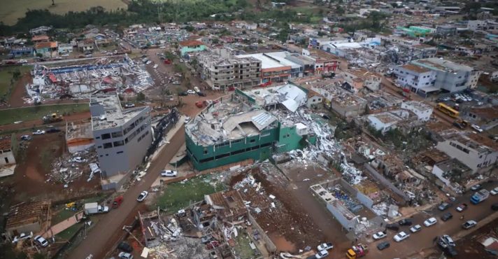 Tornado em Rio Bonito do Iguaçu destruiu quase 90% da cidade