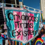 Bandeira em parada LGBT que diz 'crianças trans existem'
