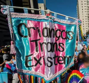 Bandeira em parada LGBT que diz 'crianças trans existem'