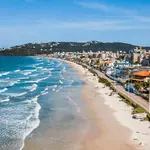 Praia na cidade de Bombinhas, em Santa Catarina