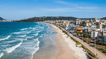 Praia na cidade de Bombinhas, em Santa Catarina