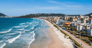 Praia na cidade de Bombinhas, em Santa Catarina
