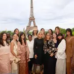 Desfile de moda em Paris, capital da França, com a presença de Janja
