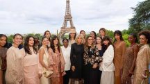 Desfile de moda em Paris, capital da França, com a presença de Janja