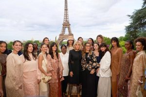 Desfile de moda em Paris, capital da França, com a presença de Janja
