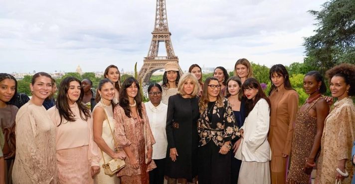 Desfile de moda em Paris, capital da França, com a presença de Janja
