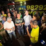 Flávio Bolsonaro em vigília na noite deste sábado, 21