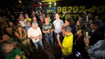 Flávio Bolsonaro em vigília na noite deste sábado, 21
